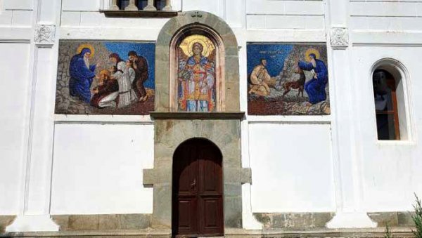 НОВИ МОЗАИЦИ КРАСЕ СВЕТИЊУ: Уређење фасаде храма манастира Прохор Пчињски