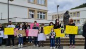 VELIKI PROTEST U ULCINJU: Građani traže institucionalnu odgovornost za izgubljeni život mlade Šejle
