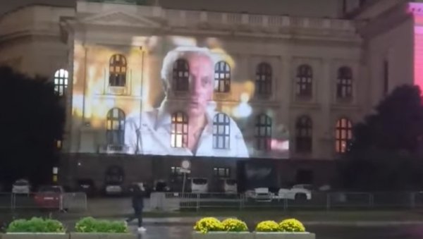 НЕСВАКИДАШЊИ ПРИЗОР НА СКУПШТИНИ СРБИЈЕ: Дешавања са свечане вечере на згради парламента (ВИДЕО)
