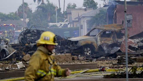 AVIONSKA NESREĆA U KALIFORNIJI: Letelica pala na dve kuće, dvoje mrtvih