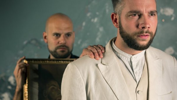 ПРВО ИЗВОЂЕЊЕ ПРЕДСТАВЕ ИДИОТ: СКИДАЊЕ С КРСТА: На сцени театра Вук пројекат Душана Матејића и Јанка Цекића