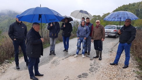 NEKADA KORIDOR ŽIVOTA SADA PUT UŽASA: Meštani trebavskog sela Krčevljain protestovali zbog uništenog puta