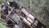 BROJE SE MRTVI: Autobus sleteo u provaliju (VIDEO)