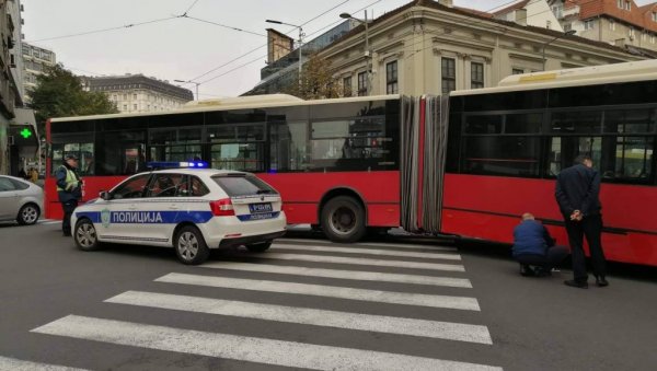 ЗАУСТАВЉЕН САОБРАЋАЈ КОД ДОМА ОМЛАДИНЕ: Покварио се аутобус ГСП-а на раскрсници - Преусмерен градски превоз (ФОТО)