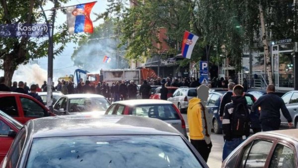 ЕКСПЛОЗИЈЕ ШОК-БОМБИ И СИРЕНЕ У КОСОВСКОЈ МИТРОВИЦИ: Полиција лажне државе упала у град, мештани блокирају улице