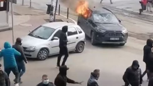 HAOS U KOSOVSKOJ MITROVICI SE NASTAVLJA: Gore automobili, Srbi odgovorili na upad policije lažne države (VIDEO)