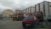 НОВЕ БАРИКАДЕ НА СЕВЕРУ КИМ: Огорчени упадом РОСУ, Срби блокирали пут код Звечана и у Северној Митровици (ФОТО)