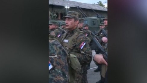 ODLAZIMO NA KOSOVO RAVNO: Žandarmerija u Kraljevu peva himnu kosovskih junaka (VIDEO)