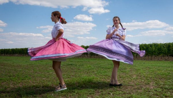 ИЗЛОЖБА У ЗРЕЊАНИНУ: Традиција села Војводине кроз фотографије (ФОТО)