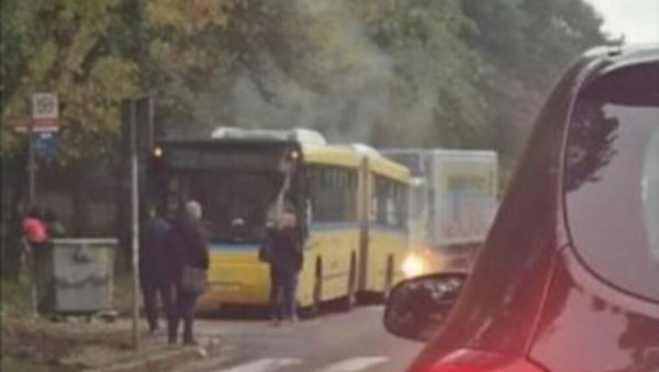 БУРНО ЈУТРО У БЕОГРАДУ: Запалио се аутобус на линији 108, на Новом Београду застој трамваја (ФОТО)