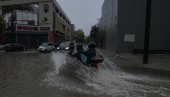 DRAMATIČNI SNIMCI SPASAVANJA LJUDI U GRČKOJ: Konopcem izvlačili ljude iz poplavljenih kuća, među njima i deca (VIDEO)