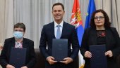 UZMI RAČUN I POBEDI: Ministar Mali potpisao ugovor sa srećnim dobitnicima stana (FOTO)