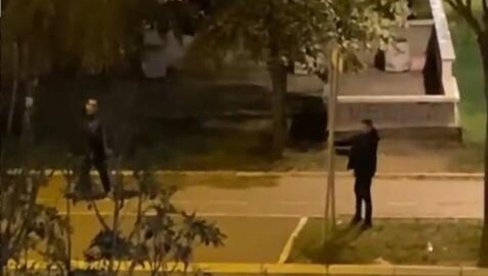 VANDALIZAM NA NOVOM BEOGRADU:  Internetom kruži snimak mladića koji su pokušali da iščupaju znak iz zemlje (VIDEO)