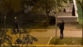 VANDALIZAM NA NOVOM BEOGRADU:  Internetom kruži snimak mladića koji su pokušali da iščupaju znak iz zemlje (VIDEO)