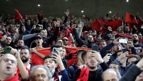 УЕФА ЋУТИ КАО ЗАЛИВЕНА! Албанци настављају да дивљају, сраман транспарент у Тирани