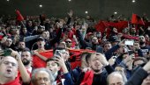 UEFA ĆUTI KAO ZALIVENA! Albanci nastavljaju da divljaju, sraman transparent u Tirani