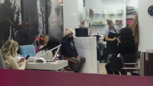 NEOBIČNA SLIKA U BEOGRADSKOM SALONU LEPOTE: Muškarac među ženama kod frizera, da li mu je ovo peškir na glavi, ili nekog čeka?