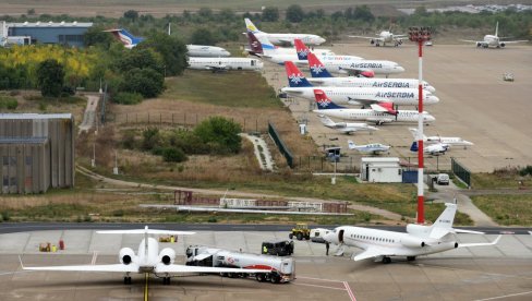 DRAMA NA NEBU IZNAD BEOGRADA: Avion iz Lajpciga morao hitno da sleti - doktorka u letelici reanimirala putnika