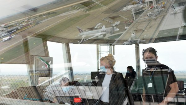 ОДГОВОРНИ И КАДА НА НЕБУ ПОЧНЕ ПОРОЂАЈ: Наши репортери са контролорима летења Smatsa, у торњу аеродрома Никола  Тесла