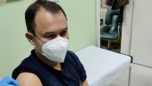 IMUNIZACIJOM DAO PRIMER GRAĐANIMA: Direktor Zavoda za javno zdravlju u Šapcu primio treću, buster dozu vakcine protiv korone