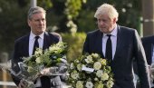 ЏОНСОН ПОСЕТИО ЦРКВУ У КОЈОЈ ЈЕ УБИЈЕН ПОСЛАНИК: Британски премијер положио цвеће на место трагедије (ФОТО)