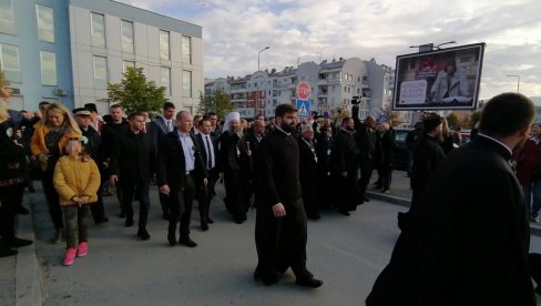 СВЕЧАН ДОЧЕК ЗА ПАТРИЈАРХА: Порфирије прошетао центром Сарајева са епископима и народом (ФОТО/ВИДЕО)
