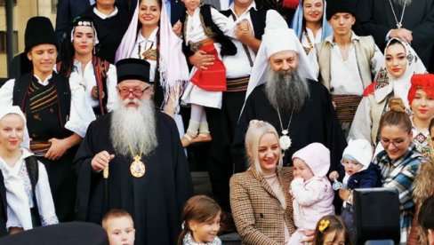 BEZ KRSTA NEMA NAM  VASKRSENJA I POBEDE: Patrijarh Porfirije sa oduševljenjem dočekan u Istočnom Sarajevu (FOTO)