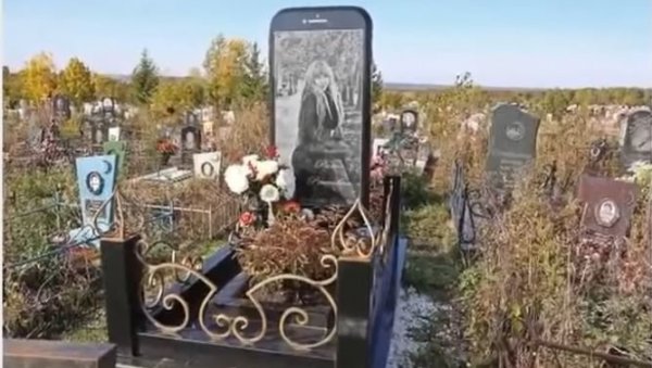 МИСЛИО ЈЕ ДА ХАЛУЦИНИРА: Радник на гробљу остао шокиран надгробним спомеником који је отац подигао трагично преминулој ћерки (25) (ВИДЕО)