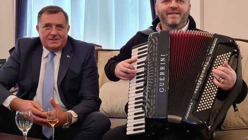 KO PEVA ZLO NE MISLI: Dodik doveo harmonikaše u kabinet, pa jednu pesmu posvetio majci (VIDEO)