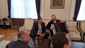 SRPKINJA JE MENE MAJKA RODILA: Pesma se ori zgradom Predsedništva BIH - Dodik doveo harmonikaše