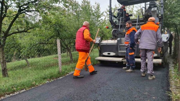 УРЕЂЕЊЕ ПУТЕВА У МЕСНИМ ЗАЈЕДНИЦАМА: Планирано сређивање 29 саобраћајница у Лазаревцу