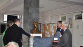 ZAHVALNOST I SEĆANJE NA MIRČETA BERARA: U višoj školi za vaspitače u Kikindi otkrivena bista poznatom profesoru
