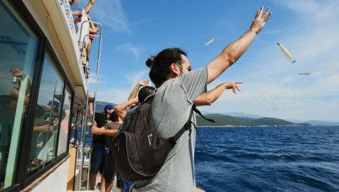 ЛЕПЕ ПОРУКЕ ПЛОВЕ ЈАДРАНОМ: Стрип у боци допловио од Боке до Италије (ФОТО)