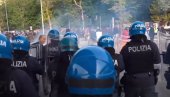 УРБАНА ГЕРИЛА ПРОТИВ КОВИД ПРОПУСНИЦА: Хаос у Трсту, сузавац и водени топови против хиљада демонстраната (ВИДЕО)