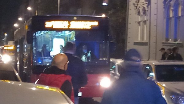 КОЛАПС НА ВРАЧАРУ, ПУТНИЦИ БЕСНИ: Возач аутобуса тврди да не може да прође, формирала се огромна колона (ФОТО/ВИДЕО)