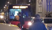 КОЛАПС НА ВРАЧАРУ, ПУТНИЦИ БЕСНИ: Возач аутобуса тврди да не може да прође, формирала се огромна колона (ФОТО/ВИДЕО)