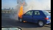 ДРАМА НА МОСТУ НА АДИ: Запалио се аутомобил, ватрогасци на терену гасе пожар