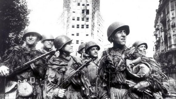 ДЕФИЛЕ У ЧАСТ ОСЛОБОДИЛАЦА: Београд данас обележава 77 година од победе над окупатором 1944.