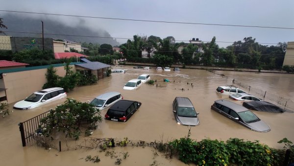 РАСТЕ БРОЈ ЖРТАВА: Десетине погинулих у поплавама у Бангладешу и Индији