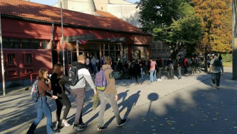 РОДИТЕЉИ СВЕ ВИШЕ ИЗБЕГАВАЈУ РОДИТЕЉСКЕ САСТАНКЕ: Нови тренд у српским средњим школама