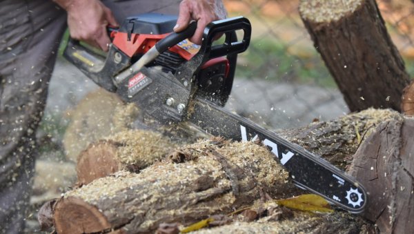 ЕКСПЛОДИРАЛА МУ МОТОРНА ТЕСТЕРА У РУКАМА: Са тешким опекотинама човек из Бијељине превезен у Београд