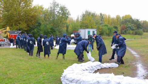MOBILNE BRANE: U Bačkoj Palanci održana vežba podbrane od poplava