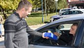 POKLONI U MLADENOVCU: Vozači dobili pakete prve pomoći i užad za vuču