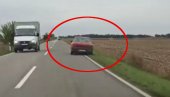 НОВИ СНИМАК БАХАТЕ ВОЖЊЕ У СРБИЈИ: Возилом прелази у супротну траку па силази с пута, остали возачи уплашени (ВИДЕО)
