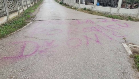 TRAŽE PRAVDU ZA PORODICU DŽONIĆ: Na raskrsnici gde su Đokići viđeni poslednji put - osvanuo grafit (FOTO)