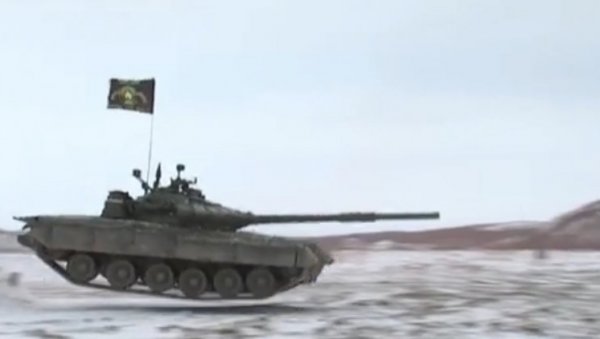 ВАТРЕНА МОЋ И СНАГА: Арктички тенкови Т-80 демонстрирали силу (ВИДЕО)
