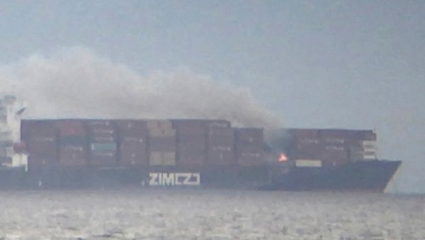 ОТРОВНЕ МАТЕРИЈЕ ОДЛЕТЕЛЕ У НЕБО: Запалио се теретни брод препун опасних материја (ФОТО/ВИДЕО)