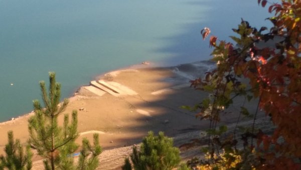 ИЗРОНИЛЕ ЗИДИНЕ ГРАЂЕВИНА КОЈЕ СУ ВЕЋ ТРИ ДЕЦЕНИЈЕ НА ДНУ: Занимљив призор на Завојском језеру код Пирота (ФОТО)