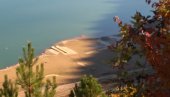 IZRONILE ZIDINE GRAĐEVINA KOJE SU VEĆ TRI DECENIJE NA DNU: Zanimljiv prizor na Zavojskom jezeru kod Pirota (FOTO)