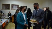 TRUBA I OPANCI: Kikinđani obradovali poklonima Anu Brnabić